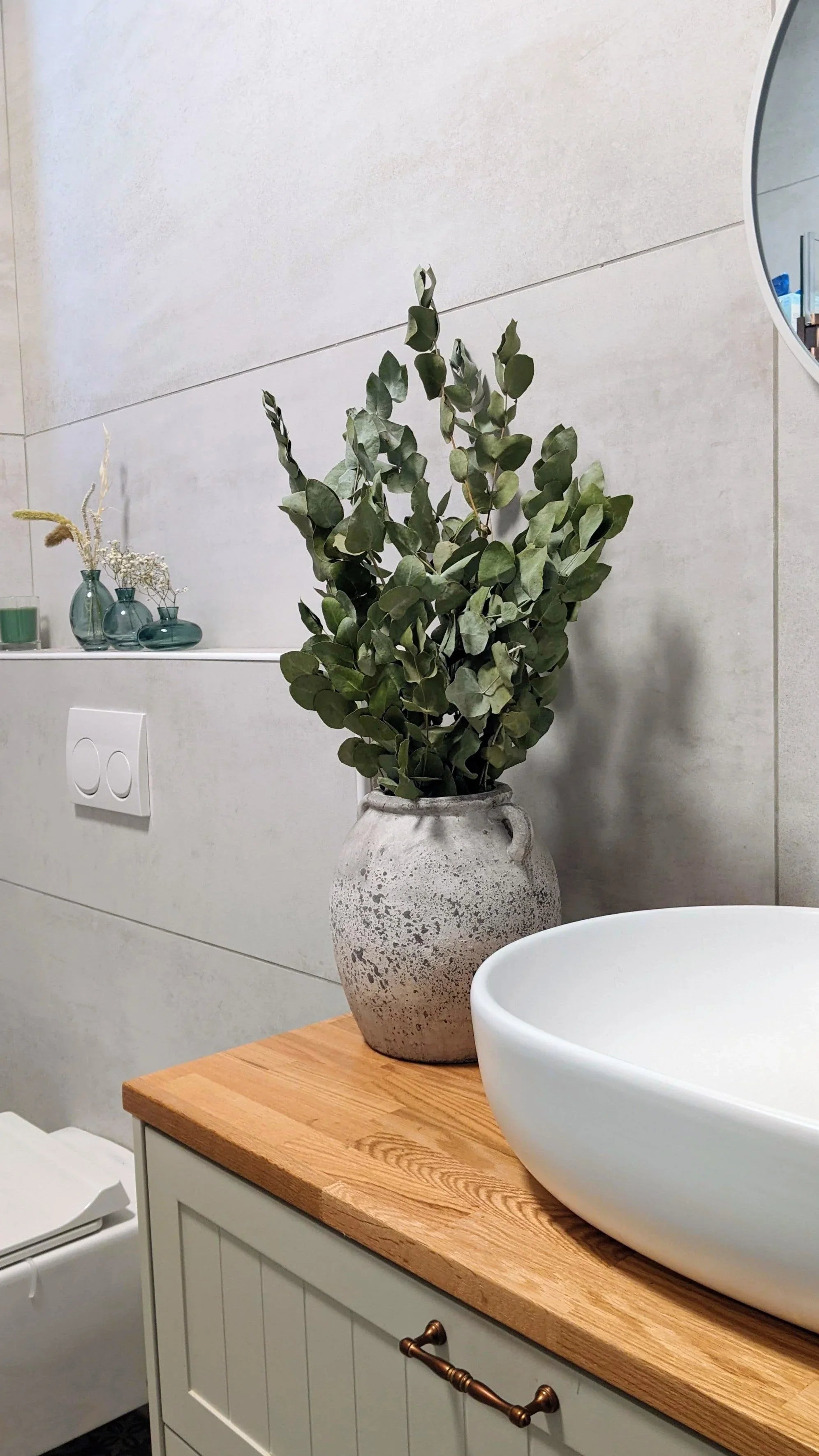 סידור פרחים מיובשים בחדר השירותים