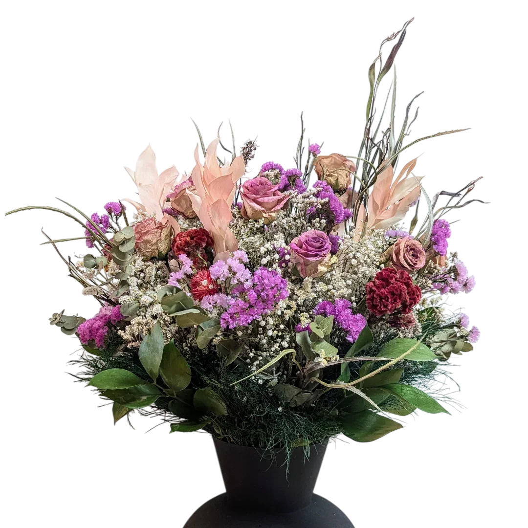 זר פרחים צבעוני בשילוב ורדים סגולים, פרחי תלתן לבנים ועלה ירוק, סידור פרחים בעיצוב טבעי