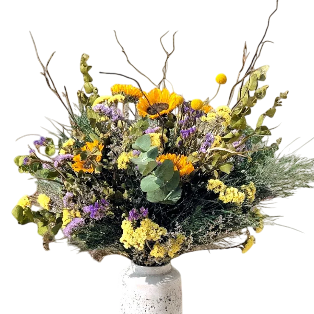 זר פרחים צהובים וסגולים בשילוב עלי תבלין יבש וכלי קרמי לבן